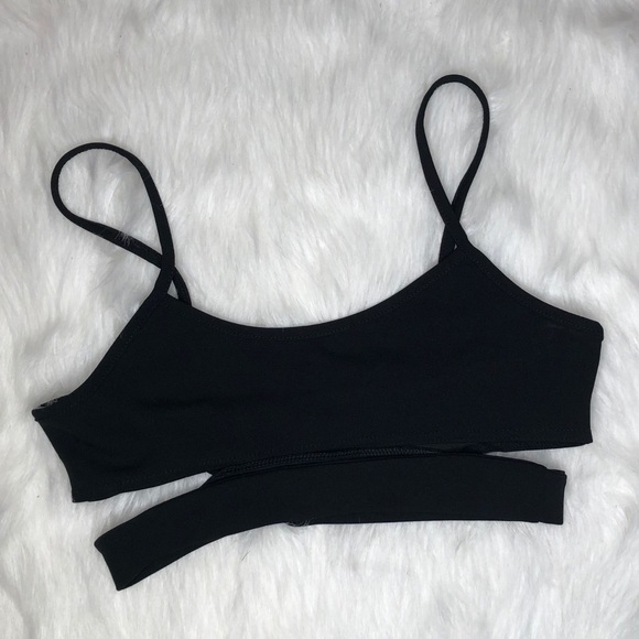 PrettyLittleThing “Alexia” Cut Out Crop Top - Picture 6 of 7